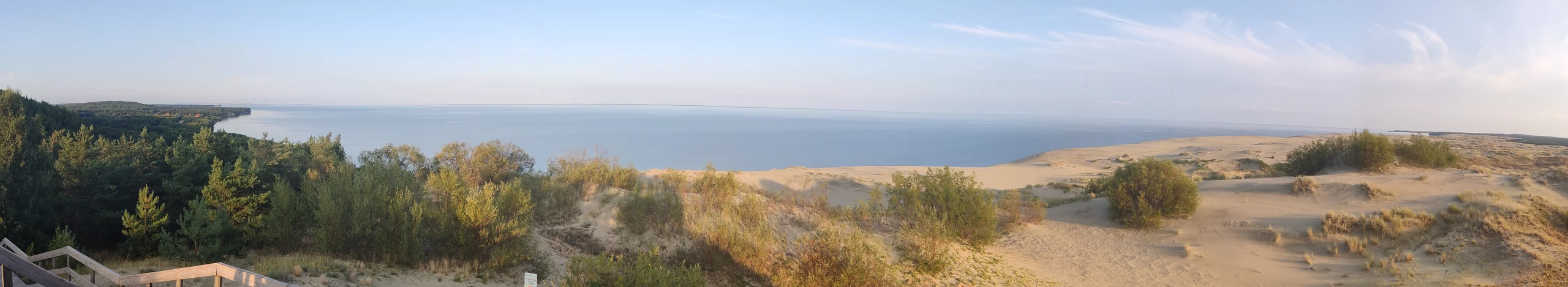Панорама дюн, залива и посёлка Морское с высоты Эфа. Alexander Grebenkov. CC BY 4.0