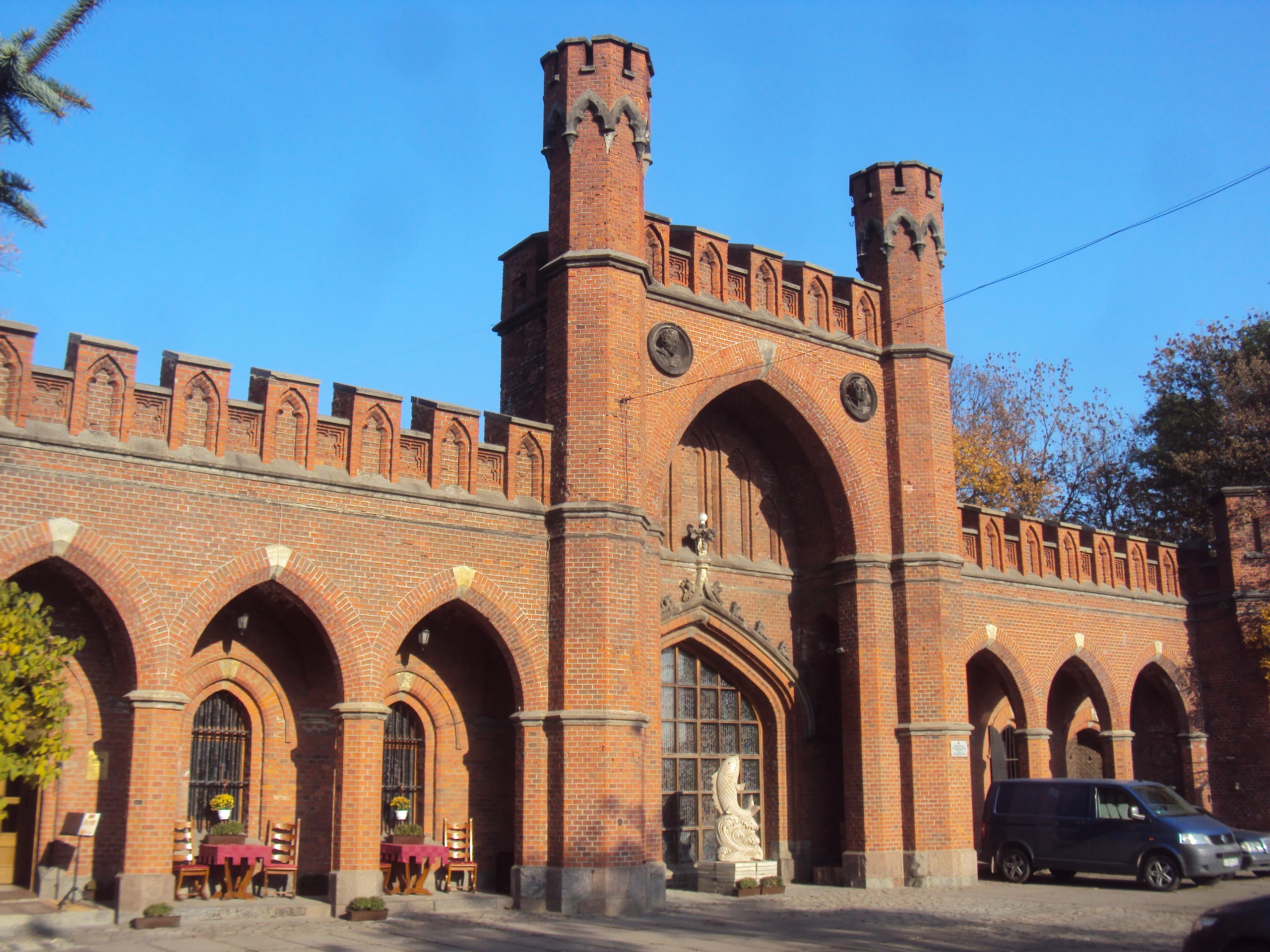 Росгартенские ворота: кирпичный фасад с башнями и арками. Kemal KOZBAEV. CC BY-SA 4.0