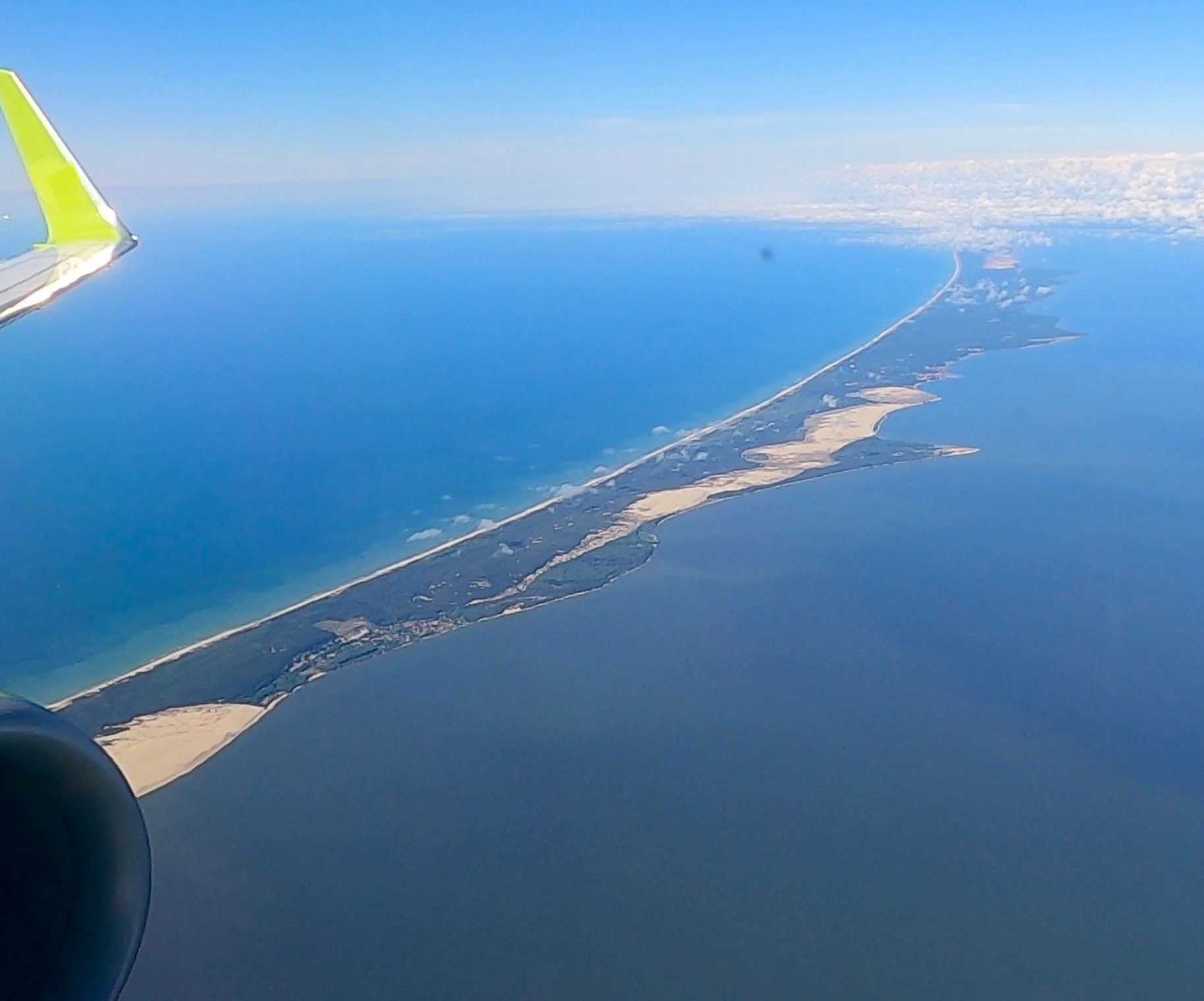 Куршская коса с самолёта: узкая полоса леса между морем и заливом. Кирилл Кулаков. CC BY-SA 4.0